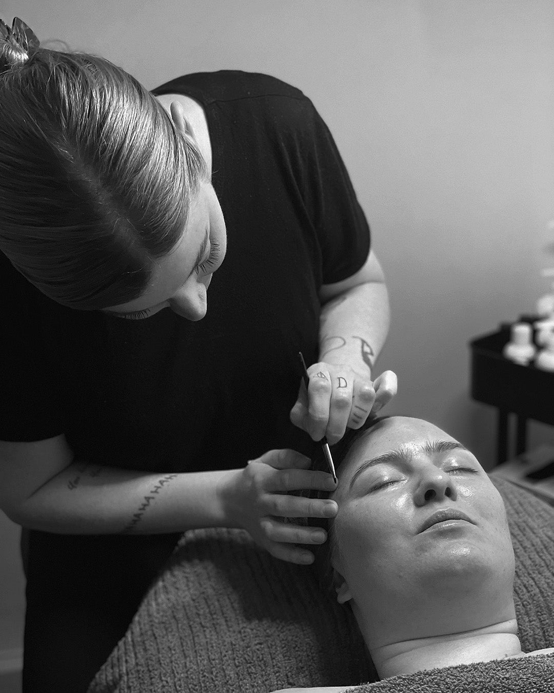 SKRÄDDARSYDD ANSIKTSBEHANDLING