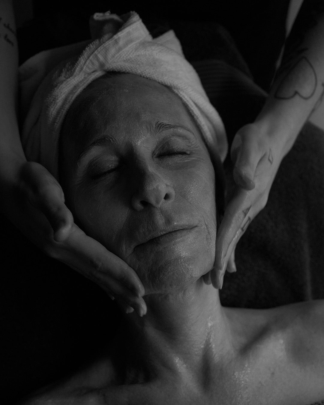 SKRÄDDARSYDD ANSIKTSBEHANDLING